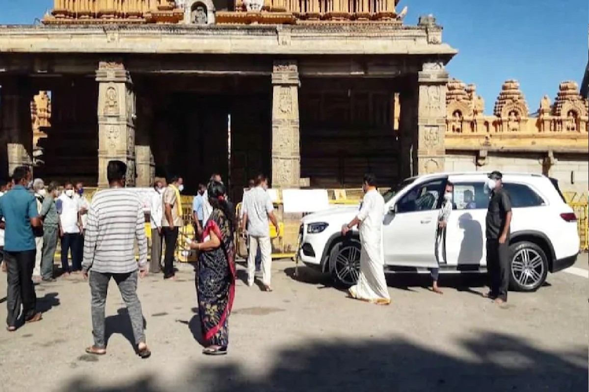 'या' मुख्यमंत्र्यांच्याच मुलाने मोडले लॉकडाऊनचे निर्बंध, बंदीमध्ये घेतलं देवदर्शन