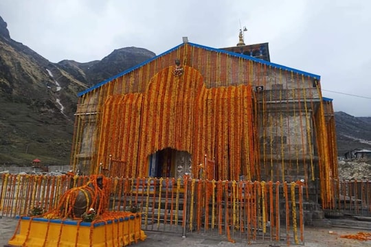 कोरोना संकटादरम्यान उघडली केदारनाथ धामची कवाडं; 11 क्विंटल फुलांनी सजलं मंदिर, पाहा VIDEO