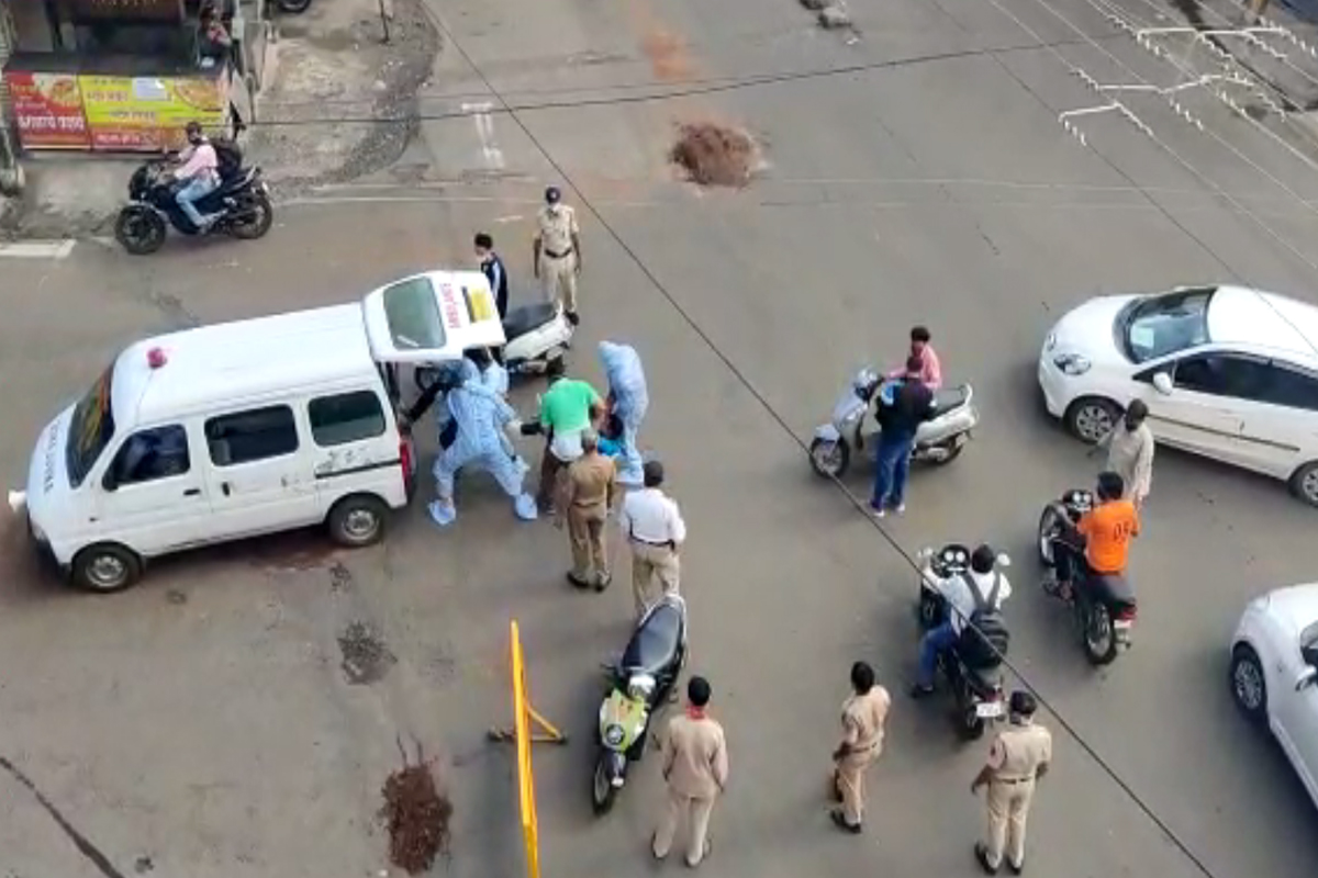 विनाकरण बाहेर फिरणाऱ्यांना रुग्णवाहिकेत उचलून नेलं? कोल्हापुरमधील VIDEO चं सत्य