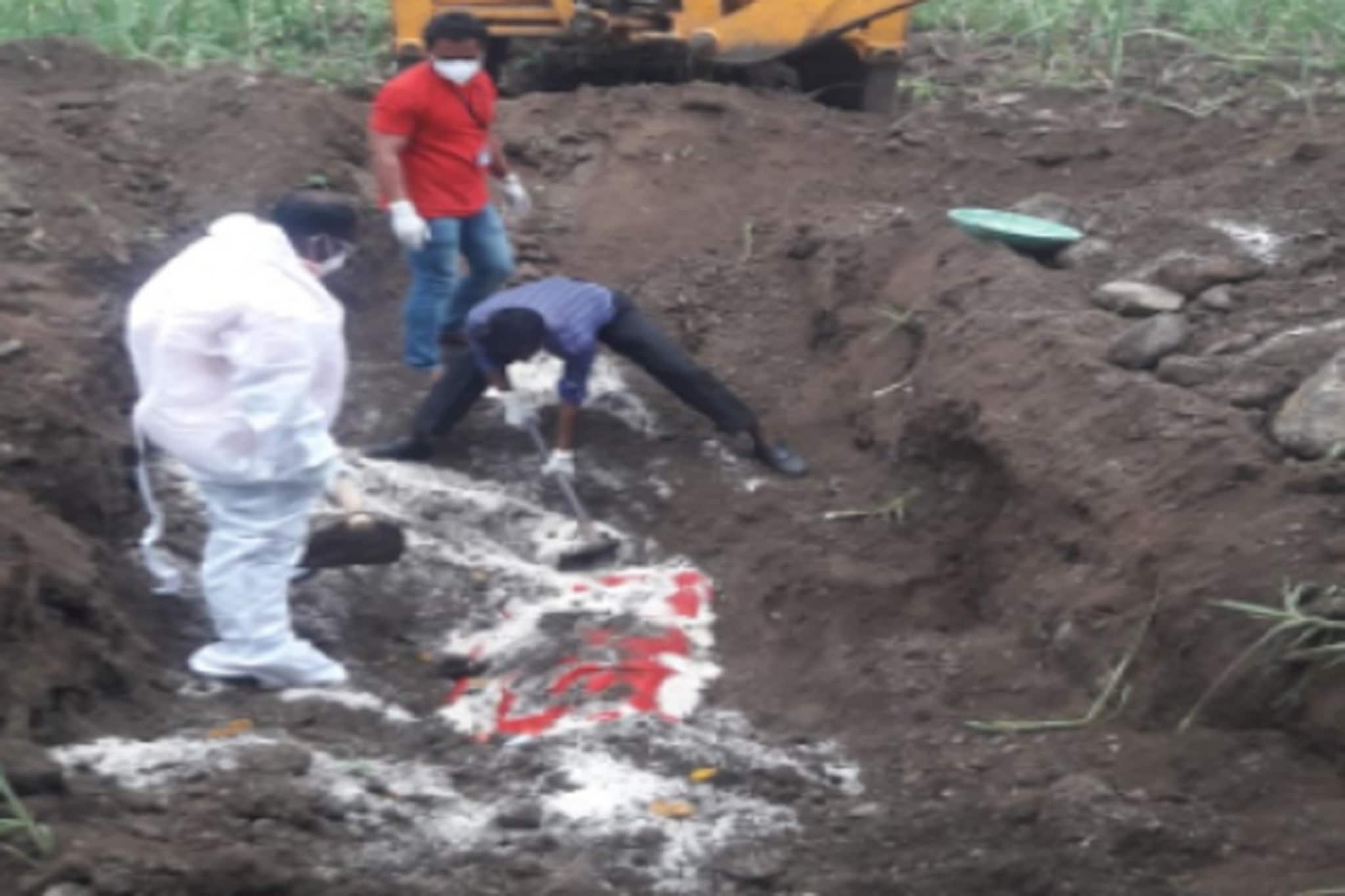 धक्कादायक! मृतदेहांची अदलाबदल, चूक लक्षात आल्यानंतर पुरलेला मृतदेह काढला बाहेर