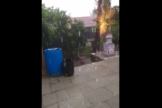 अंगणात पडणाऱ्याचा पावसाचा व्हिडीओ करत होता रेकॉर्ड अन् अचानक कोसळली वीज, थरारक LIVE VIDEO