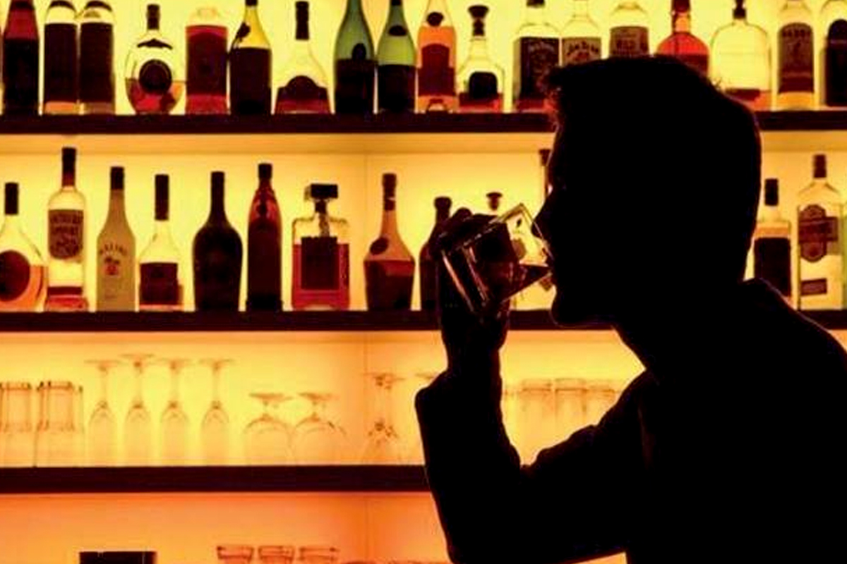 पुण्यात संचारबंदीतही तळीरामांची चंगळ; घसा ओला करताना पोलिसांनी टाकली धाड, 41 जणांवर कारवाई