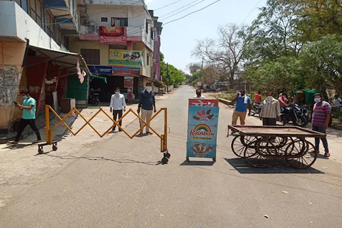 अहमदनगरचे जिल्हाधिकारी राजेंद्र भोसले यांनी लॉकडाऊन लावण्याबाबत आदेश दिले आहे.