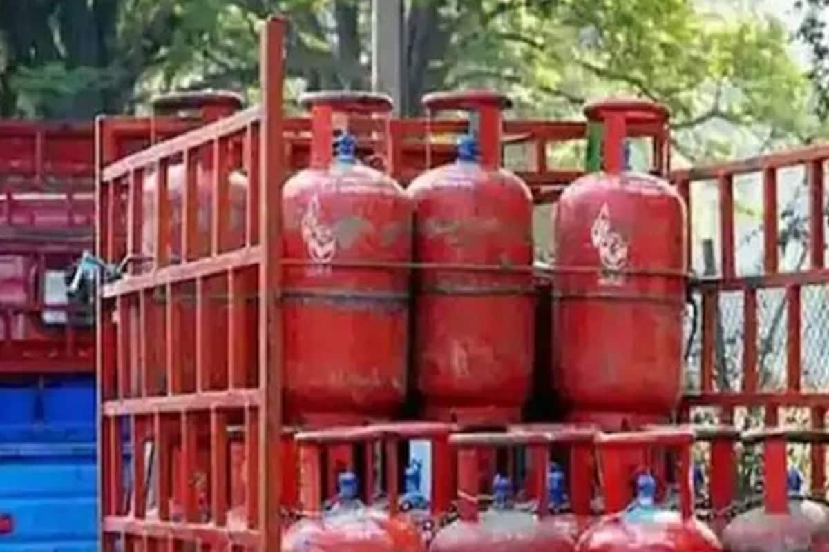 तुमच्या सिलेंडरमध्ये किती गॅस शिल्लक आहे हे जाणून घेण्यासाठी सर्वात आधी एक कपडा पाण्यात भिजवून ओला करुन घ्या. या ओल्या कपड्याने सिलेंडरवर एक मोठी रेष ओढा. त्यानंतर 10 मिनिटं वाट पाहा. तुमच्या सिलेंडरमध्ये किती गॅस शिल्लक आहे हे जाणून घेण्यासाठी सर्वात आधी एक कपडा पाण्यात भिजवून ओला करुन घ्या. या ओल्या कपड्याने सिलेंडरवर एक मोठी रेष ओढा. त्यानंतर 10 मिनिटं वाट पाहा.