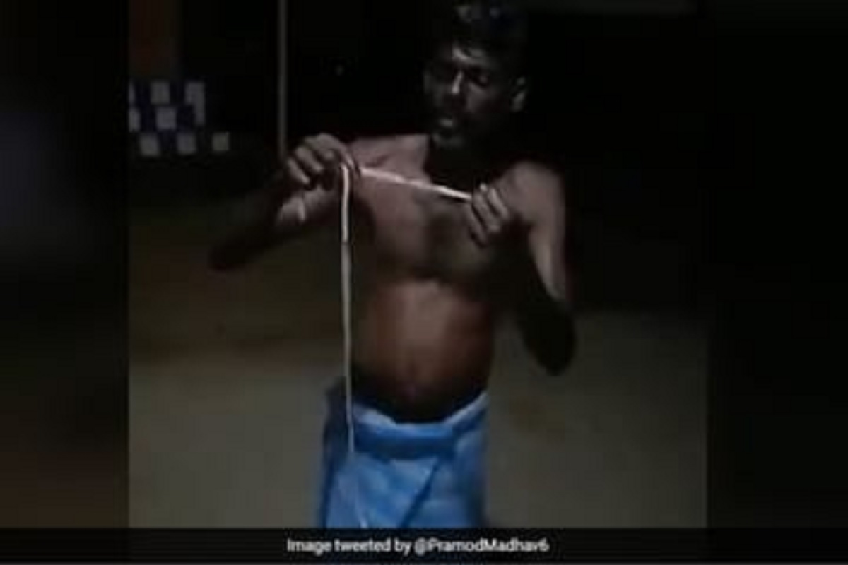 कोरोनापासून वाचण्यासाठी केला भयंकर उपाय; त्याने चक्क खाल्ला कच्चा विषारी साप आणि...