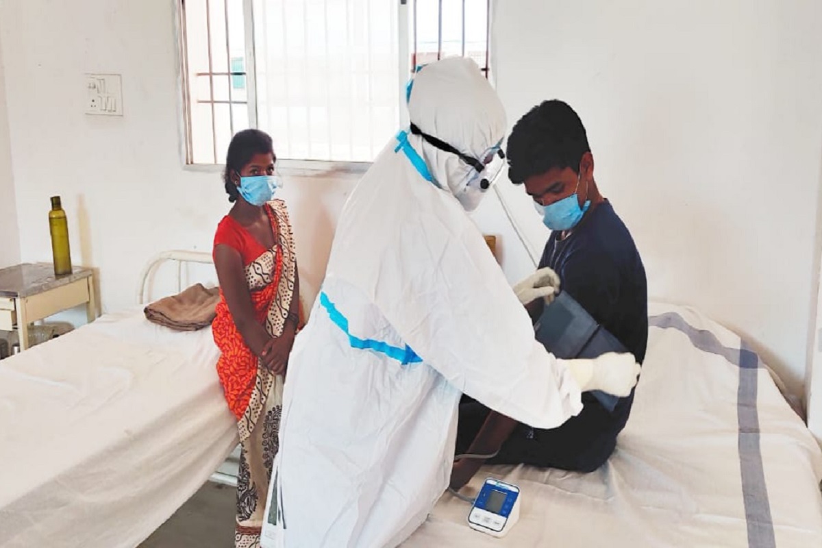 बरेच दिवस ब्लड प्लेटलेट्स कमी असतील तर, डॉक्टरकडे धाव घेण्याशिवाय पर्याय राहत नाही. सर गंगा राम हॉस्पिटलचे सीनियर कंसल्टंन्ट डॉक्टर अतुल गोगिया यांच्यामते कोरोनामधूव रिकव्हर झालेल्या काही रुग्णांमध्ये ब्लड प्लेटलेट्स खुप कमी म्हणजे 10,000-20,000 असल्याचं दिसून आलं आहे.