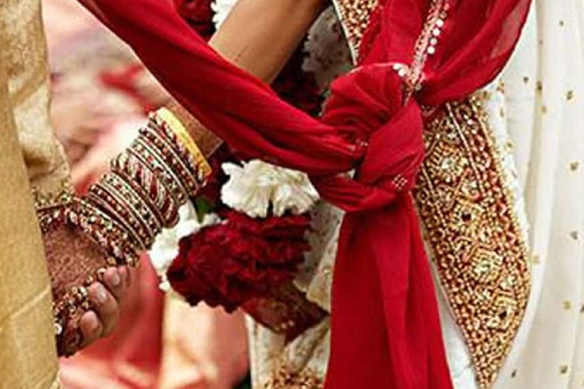 मुलीकडील लोकांनीही हा प्रस्ताव मंजूर करत, आपल्या मुलीचं लग्न त्या वऱ्हाडी म्हणून आलेल्या मुलाशी लावून दिलं.