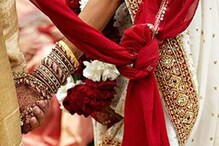 कसली ती हौस! जमिनीवर लॉकडाऊन, कपलनं आकाशात झेप घेत बांधली लग्नगाठ कसली ती हौस! जमिनीवर लॉकडाऊन, कपलनं आकाशात झेप घेत बांधली लग्नगाठ