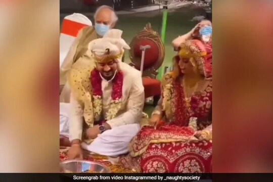 लग्नात मंत्रोच्चार करता करता दमले गुरुजी; तर वधु-वरांनी मंडपात केला प्रताप, Video Viral