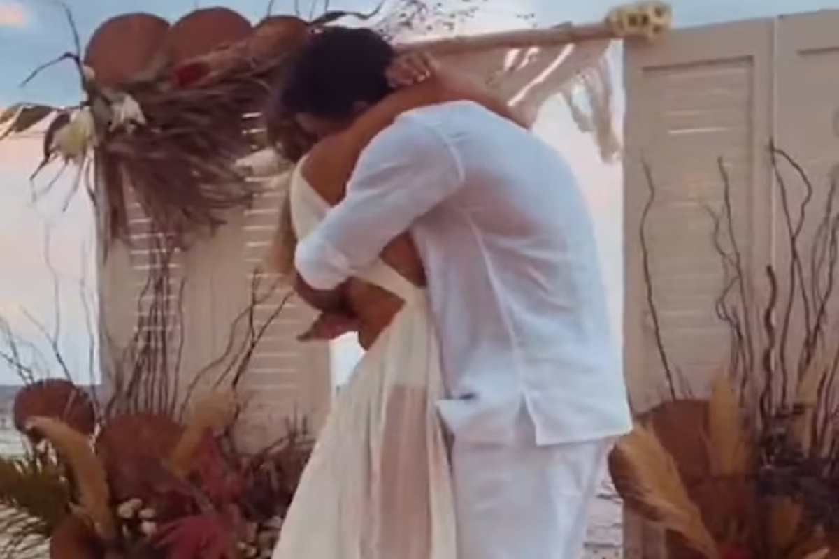 मॉडेलसोबत रोमान्स करताना अचानक आली बायको; लपण्याच्या धडपडीत गायकाने गमावला जीव