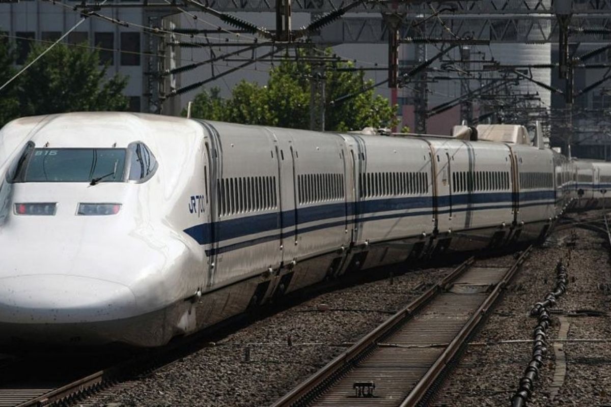 बुलेट ट्रेनचा ड्रायव्हर गाडी सुरू असताना गेला लघुशंकेला; नियमांचं उल्लंघन केल्यामुळे मोठी कारवाई