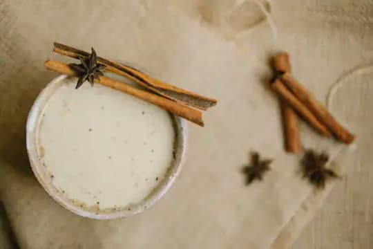 दूध करपलंय? या सोप्या टिप्स वापरुन काही मिनिटात घालवा करपट वास