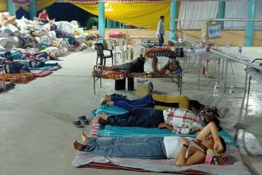 माणसातला देव! कोरोनाग्रस्तांच्या मदतीसाठी सरसावले आमदार, जमीनीवरच झोपलेला Photo Viral
