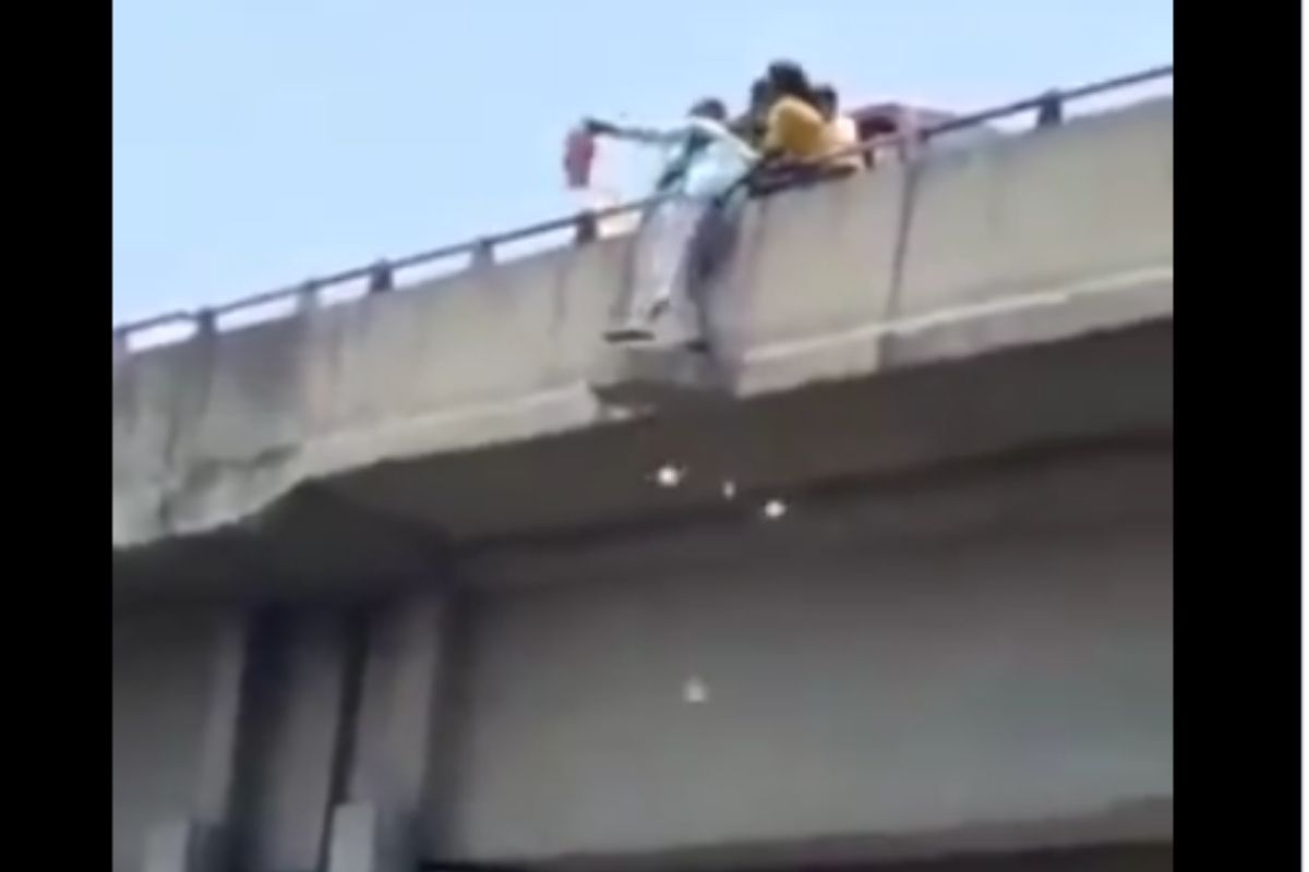 'कोरोनामध्ये पैशांचा काहीच उपयोग नाही'; पुलावरुन पैशांचा पाऊस, VIDEO मधून दिसेल गंभीर स्थिती