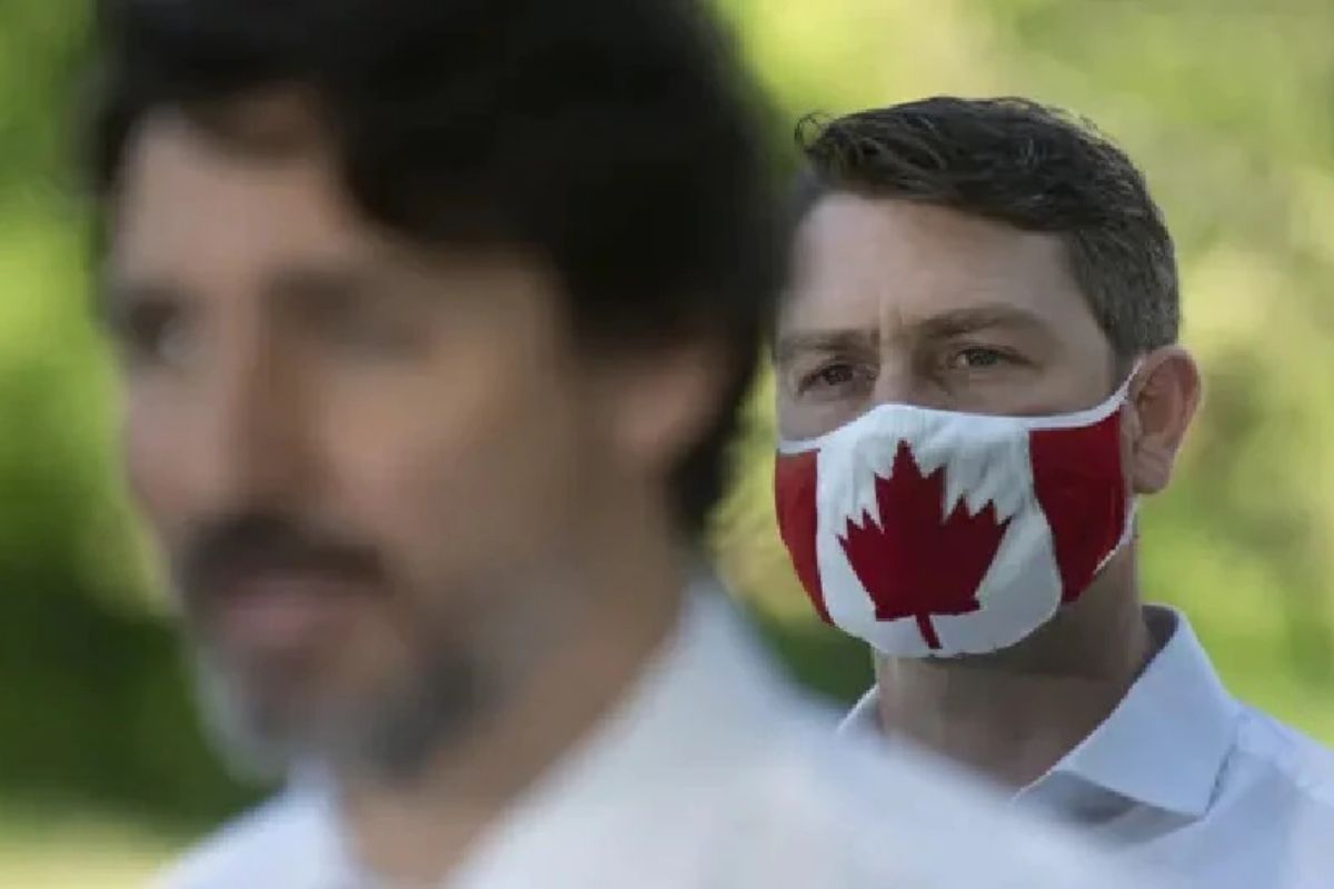 Zoom मीटिंगदरम्यान खासदाराचं किळसवाणं कृत्य; यापूर्वीही दिसले होते न्यूड