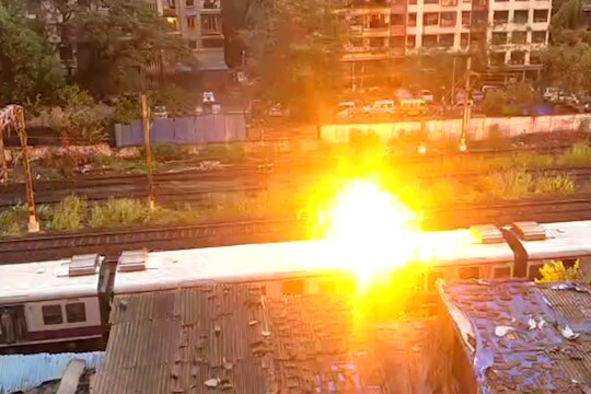 Cyclone Tauktae : मुंबईत लोकलवर कोसळले झाड, स्फोट झाल्याचा थरारक VIDEO