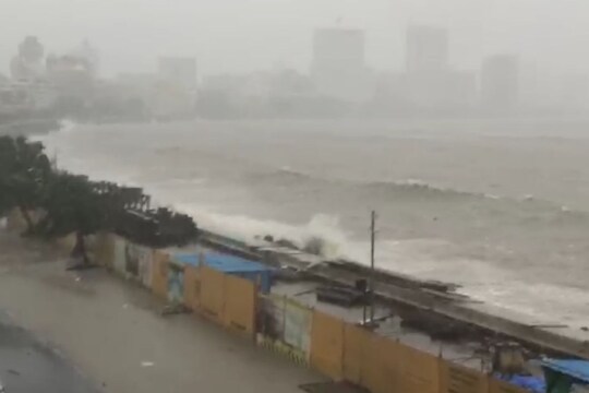 मुंबईत पावसाचा जोर वाढला; मरीन ड्राईव्हवर समुद्राचं रौद्र रुप; VIDEO पाहून अंगावर काटा येईल