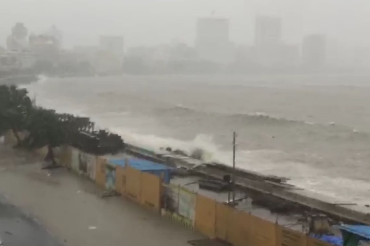 मुंबईत पावसाचा जोर वाढला; मरीन ड्राईव्हवर समुद्राचं रौद्र रुप; VIDEO पाहून अंगावर काटा येईल