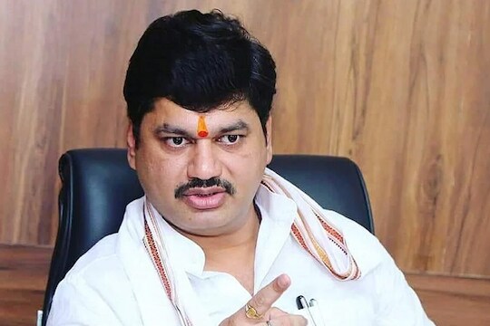 'परळी नगरपरिषद राष्ट्रवादीच्या ताब्यात आहे, सामान्य परळीकर दहशतीखाली जगत असून यामध्ये भाजप तसंच राष्ट्रवादी पक्षाचे वर्चस्व असून...'