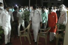 धनंजय मुंडेंच्या कार्यक्रमाला कोरोना नियमांना केराची टोपली, पाहा हा VIDEO धनंजय मुंडेंच्या कार्यक्रमाला कोरोना नियमांना केराची टोपली, पाहा हा VIDEO