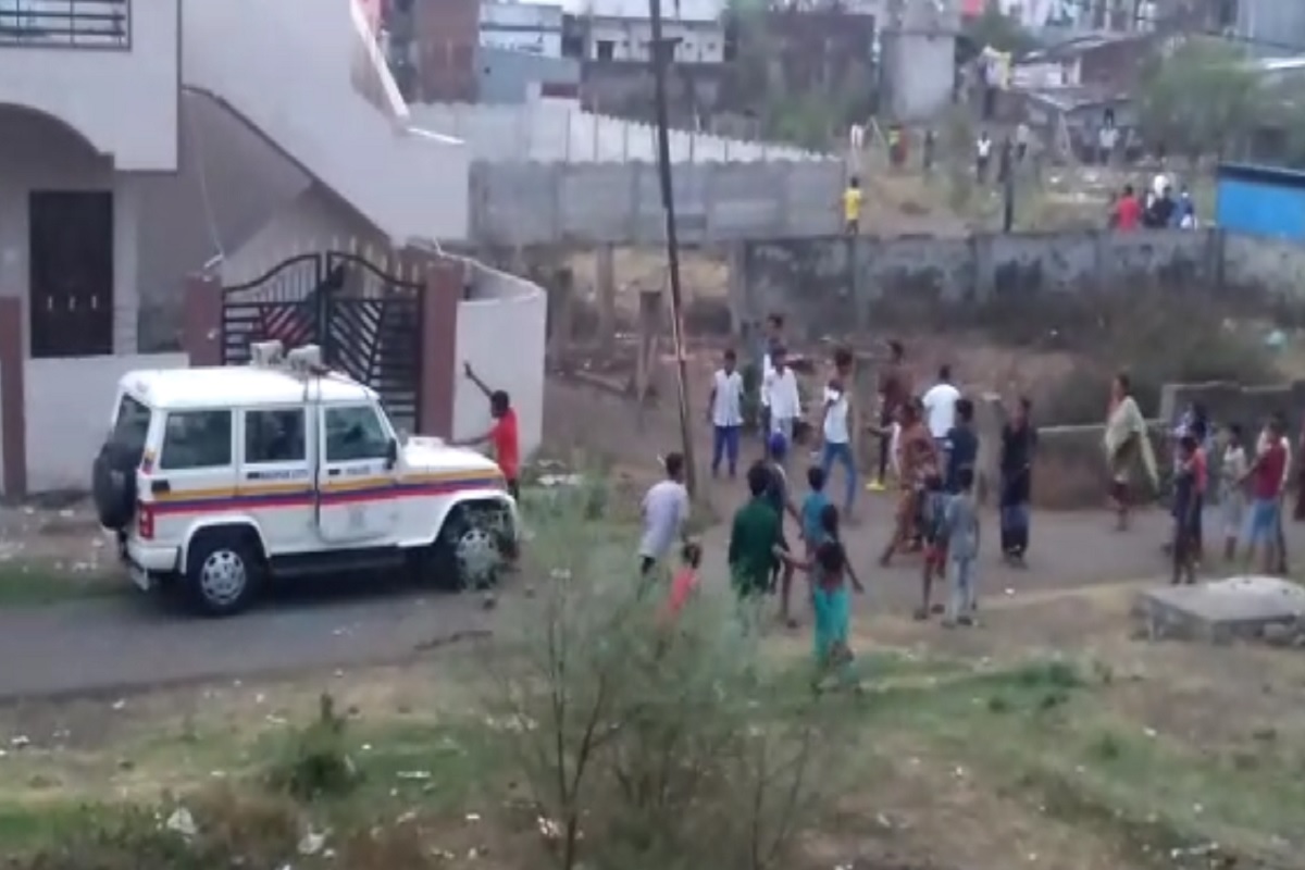 या धक्कादायक कारणामुळे पोलिसांच्या गाडीवर तुफान दगडफेक, जमावाचा संताप VIDEO मध्ये कैद