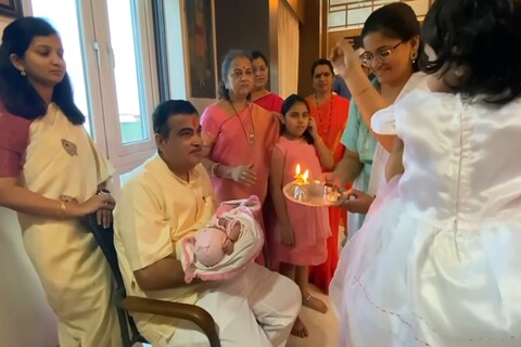 
नितीन गडकरी यांचे औक्षण करण्यात आले. यावेळी लाडाची नात ही नितीन गडकरी यांच्याकडेच होती.