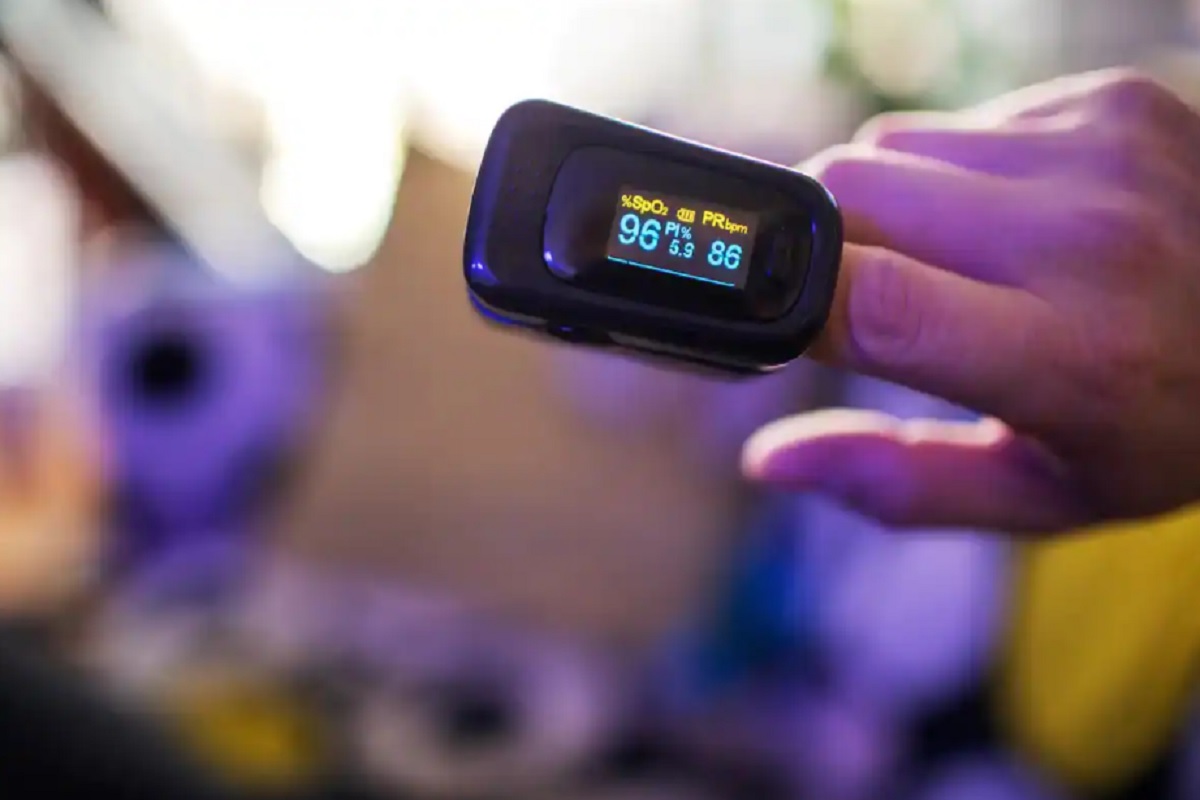 Oximeter शिवायच चेक करा ऑक्सिजन लेवल; आता मोबाईलच्या फ्लॅशलाईटने चेक करता येणार Oxygen Level
