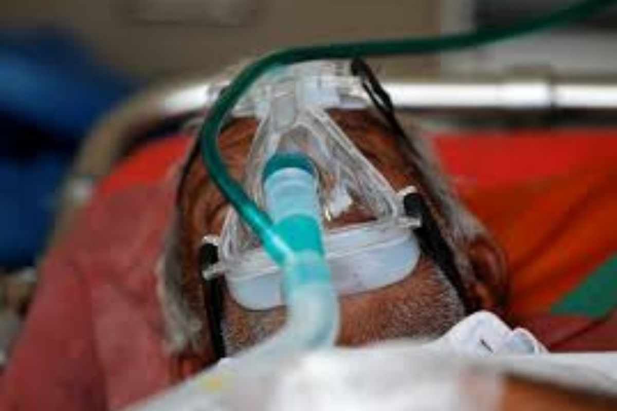 ऑक्सिजन सिलिंडरच्या बदल्यात शरीरसुखाची मागणी; बापासाठी धावणाऱ्या लेकीवर ओढावला भीषण प्रसंग