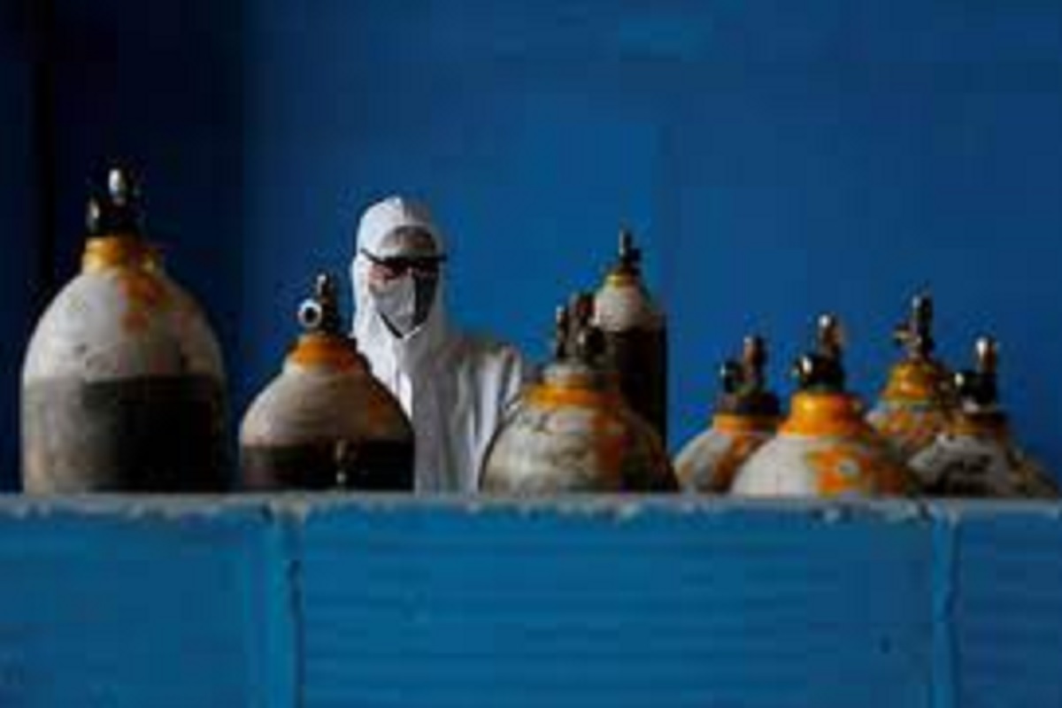 कौतुकास्पद! स्वतः ऑक्सिजन सपोर्टवर असणारी व्यक्ती कोरोनाबाधितांना पोहोचवते ऑक्सिजन सिलेंडर