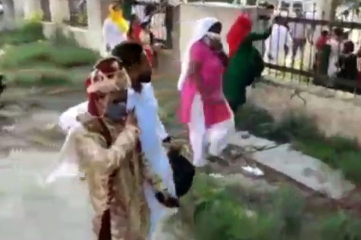 कोरोनाकाळातही लग्नात भलतीच गर्दी, पोलीस येताच भिंतीवरुन उडी घेत नवरी-नवरदेवानं ठोकली धूम