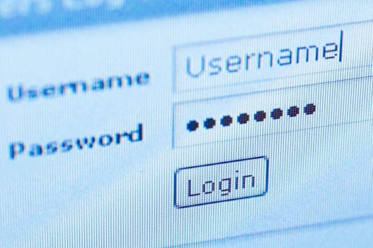 अधिकतर लोक पासवर्ड (Password) लक्षात राहण्यासाठी अतिशय सोप्या पासवर्डचा वापर करतात, पण लक्षात राहण्यासाठी अतिशय सोपा ठेवलेला पासवर्ड सहजपणे क्रॅकही केला जातो. त्यामुळे तुमचं अकाउंट हॅक होण्याची भीती असते.