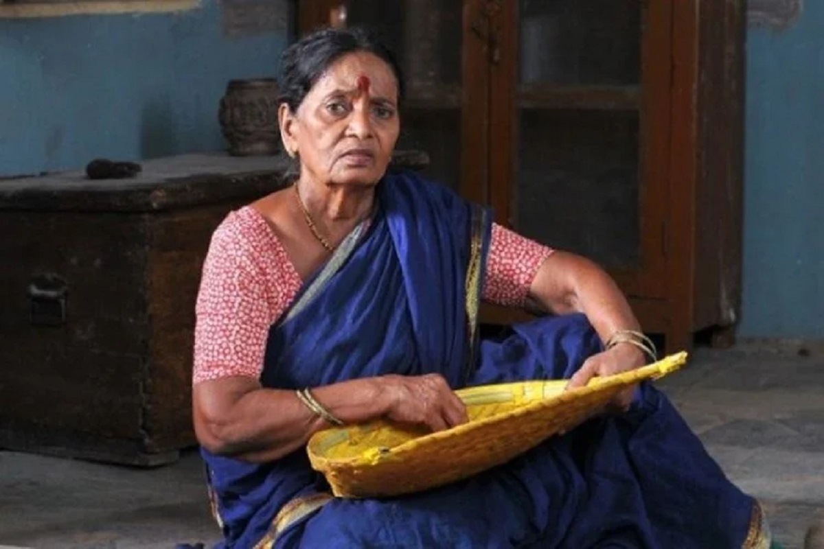 अंथरूणाला खिळली लेक, लॉकडाऊनमुळे हाती पैसाही नाही; 2 वेळेच्या जेवणासाठी अभिनेत्रीवर ओढावली पुरस्कार विकण्याची वेळ