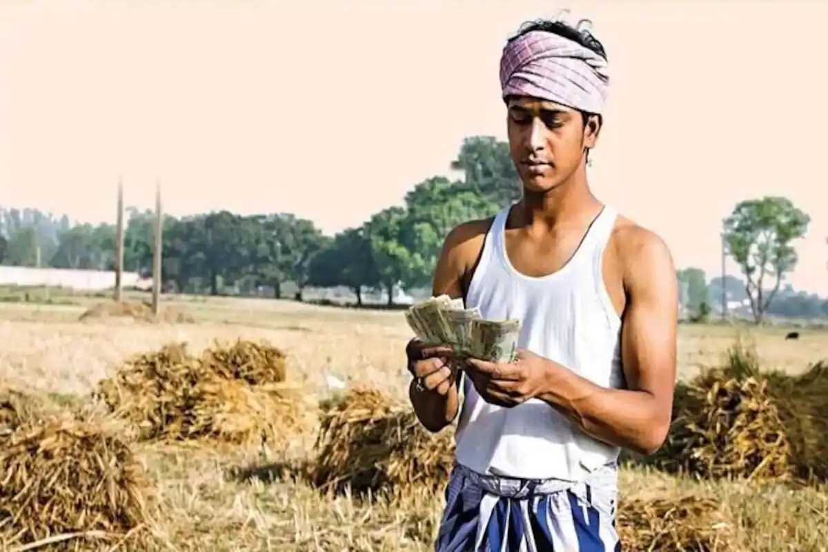 किसान निवृत्तीवेतन योजनेतील नियमांनुसार, जर एखादा शेतकरी (ज्याची 2 हेक्टर किंवा त्यापेक्षा कमी जमीन शेती आहे) 18 वर्षे वयाचा असेल तर, त्याला दरमहा 55 किंवा वर्षाकाठी 660 रुपये जमा करावे लागतील. यानंतर वयाची 60 वर्षे पूर्ण केल्यावर त्याला दरमहा 3000 रुपये पेन्शन मिळेल. सरकारने सर्व वयोगटातील शेतकऱ्यांसाठी निश्चित केलेली रक्कम दरमहा आणि वार्षिक जमा करावी. म्हणजेच, जर आपण 25 वर्षांचे असाल तर आपल्याला या योजनेंतर्गत किती पैसे जमा करावे लागतील, याबद्दल योजनेत माहिती दिली गेली आहे. विशेष म्हणजे आपण या योजनेत जेवढे पैसे जमा कराल, तितकेच सरकारही जमा करेल. किसान निवृत्तीवेतन योजनेतील नियमांनुसार, जर एखादा शेतकरी (ज्याची 2 हेक्टर किंवा त्यापेक्षा कमी जमीन शेती आहे) 18 वर्षे वयाचा असेल तर, त्याला दरमहा 55 किंवा वर्षाकाठी 660 रुपये जमा करावे लागतील. यानंतर वयाची 60 वर्षे पूर्ण केल्यावर त्याला दरमहा 3000 रुपये पेन्शन मिळेल. सरकारने सर्व वयोगटातील शेतकऱ्यांसाठी निश्चित केलेली रक्कम दरमहा आणि वार्षिक जमा करावी. म्हणजेच, जर आपण 25 वर्षांचे असाल तर आपल्याला या योजनेंतर्गत किती पैसे जमा करावे लागतील, याबद्दल योजनेत माहिती दिली गेली आहे. विशेष म्हणजे आपण या योजनेत जेवढे पैसे जमा कराल, तितकेच सरकारही जमा करेल.
