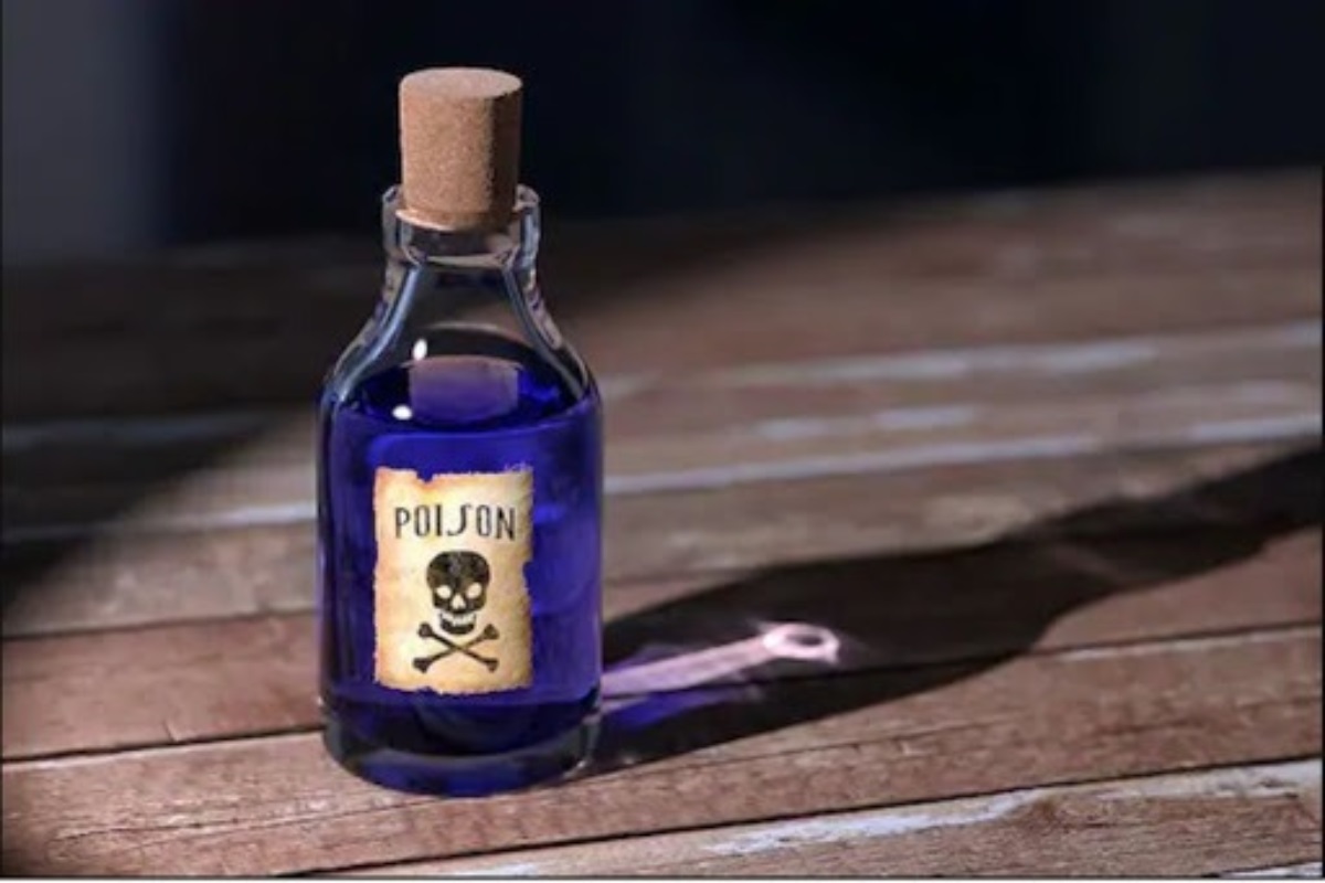 औषध असल्याचं सांगत बापानं पोटच्या मुलाला पाजलं विष; नगरमधील धक्कादायक घटना