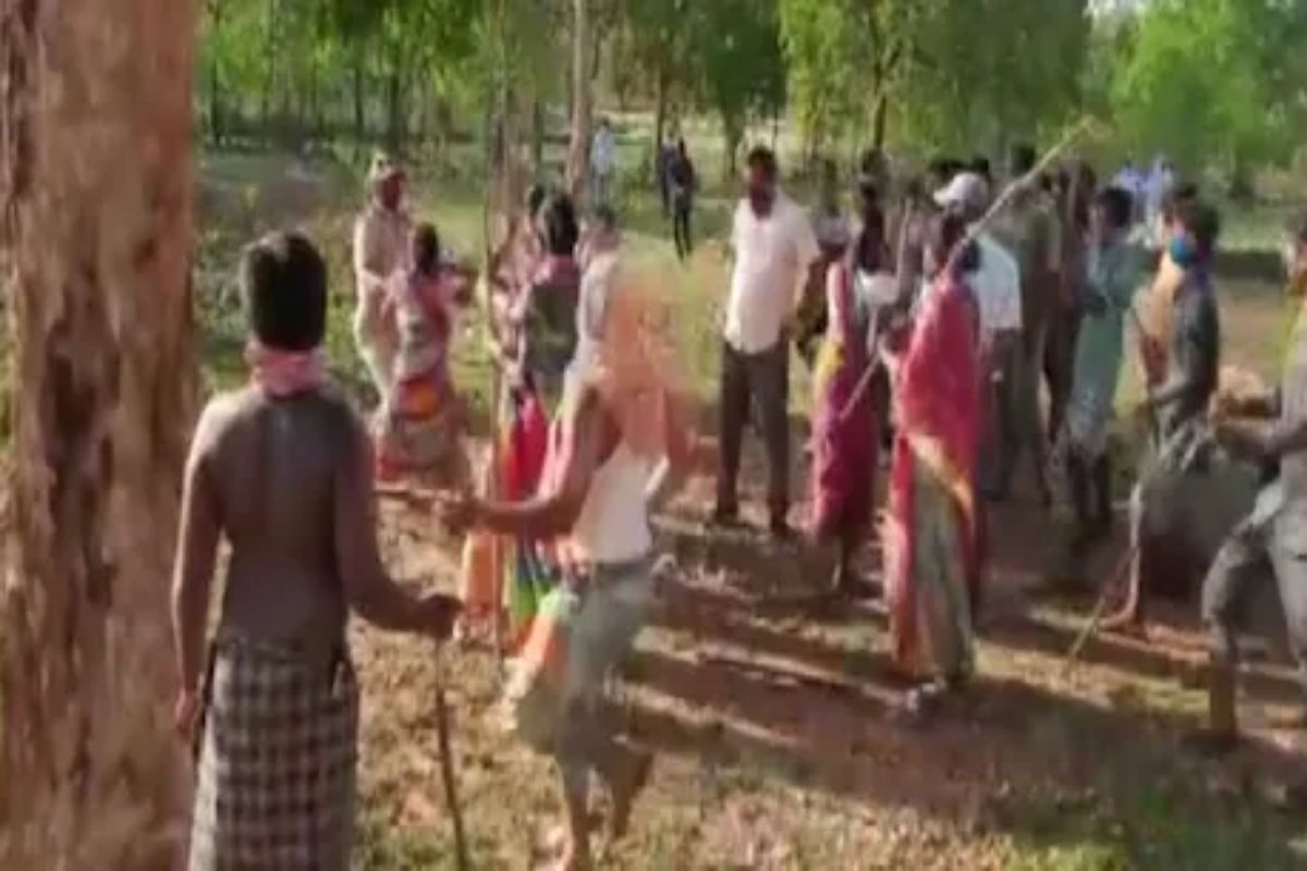 धक्कादायक! कोरोना रुग्णावर अंत्यसंस्कार करण्यासाठी आलेल्या पोलिसांना गावकऱ्यांकडून मारहाण, 7 जण गजाआड