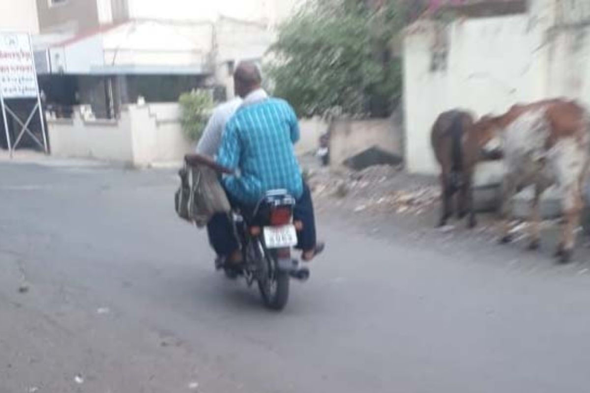 अरे यांना कोणीतरी आवरा; डिलीव्हरी बॉयच्या थोबाडीत मारून पोलिसांनीच पळवली दारूची पिशवी