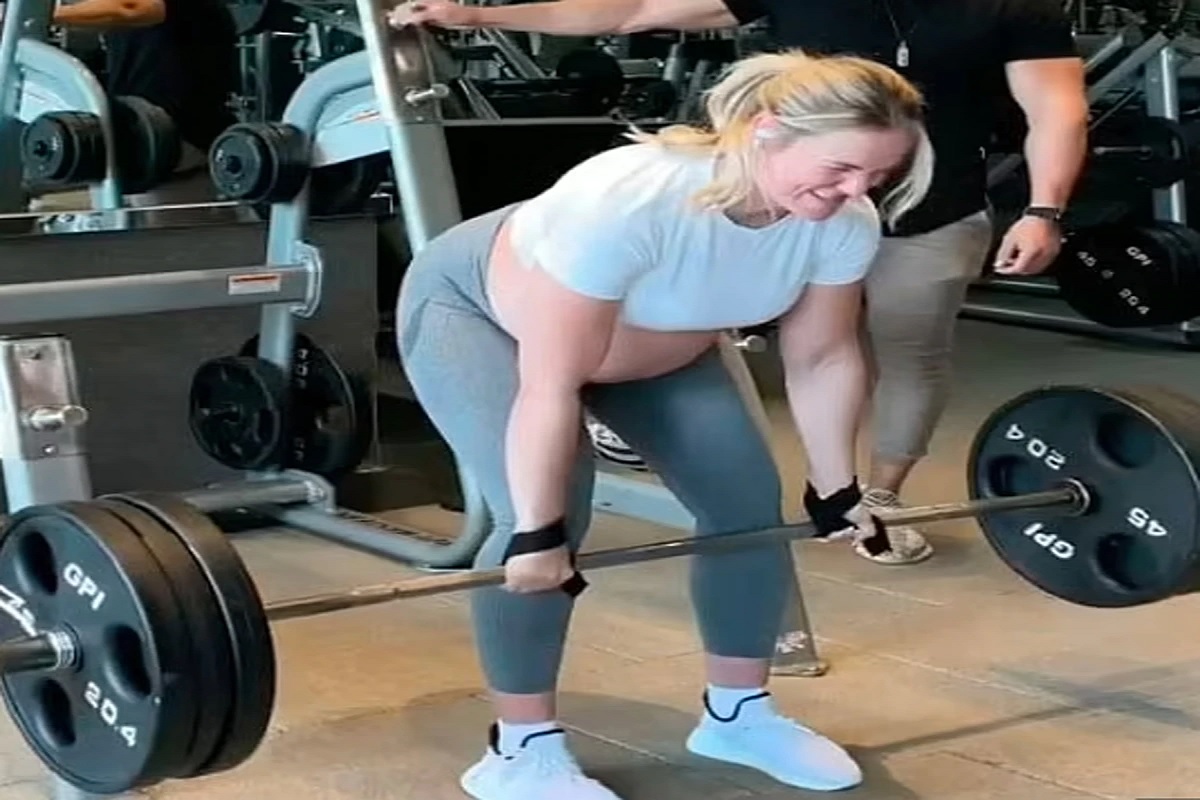 OMG! 8 महिन्यांच्या प्रेग्नंट महिलेचं Heavy workout; तब्बल 150 किलो वजन उचललं आणि...
