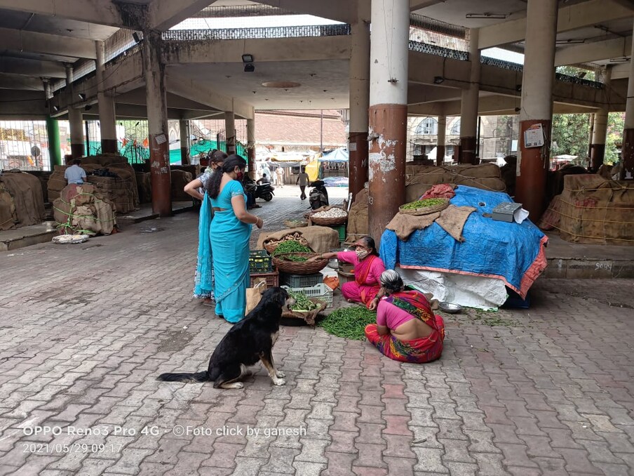 पुण्यातील महात्मा फुले मंडईत खरेदी करण्यासाठी लोकांनी गर्दी केली नाही. तुरळक व्यापारी पाहण्यास मिळाले. 