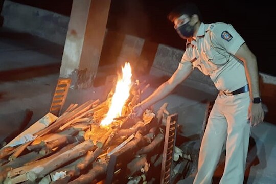 Lockdown मुळे अंत्यसंस्कारासाठी पोहचू शकले नाहीत कुटुंबीय, खाकी वर्दीने निभावला माणुसकीचा धर्म