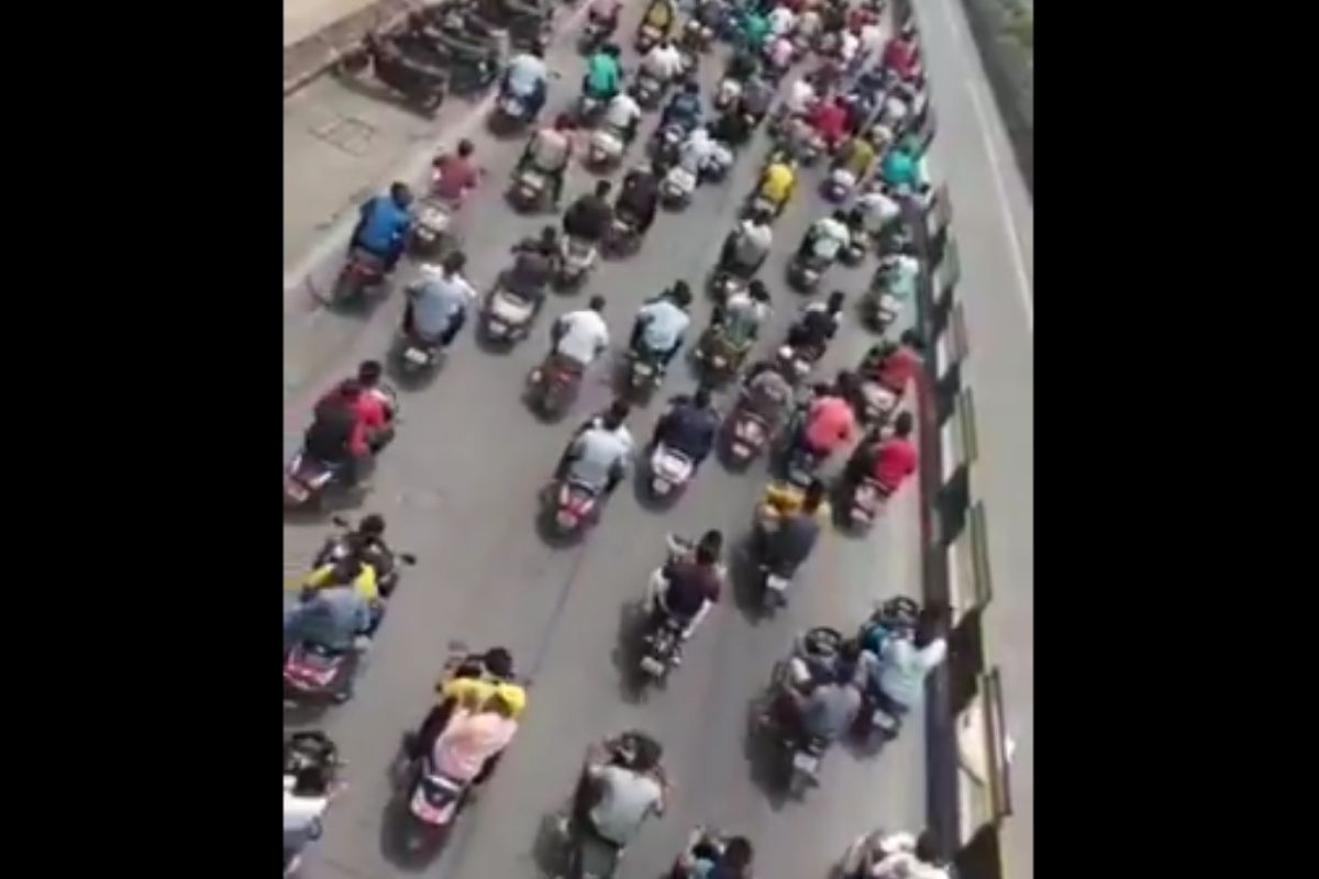 पुण्यात कोरोना नियमांची ऐशीतैशी; गुंडाच्या अंत्ययात्रेत 150 बाईकची रॅली; VIDEO व्हायरल झाल्यानंतर पोलिसांना जाग