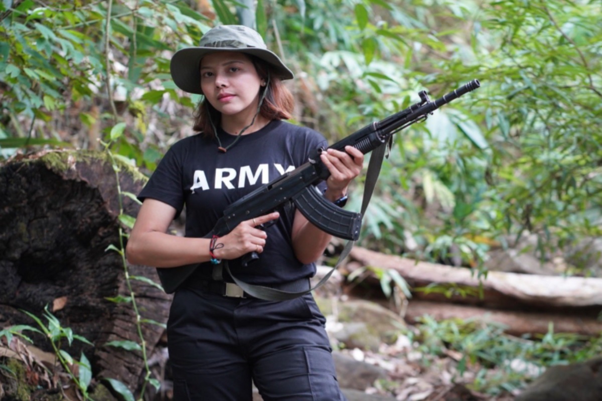 'मी बलिदान द्यायलाही तयार'; म्यानमारची ब्यूटी क्वीन रायफलसह सैन्याविरोधात उतरली मैदानात