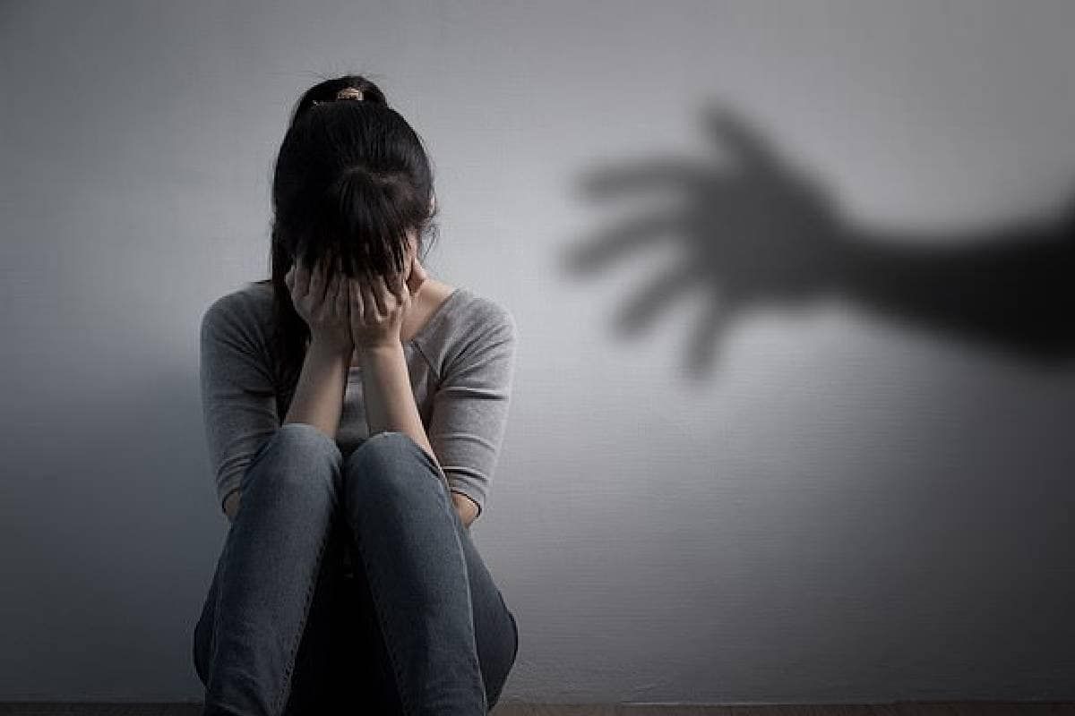 6 महिन्यांपासून अल्पवयीन मुलीवर बलात्कार करत होता बाप; 10 वर्षीय भावानं केली बहिणीची सुटका