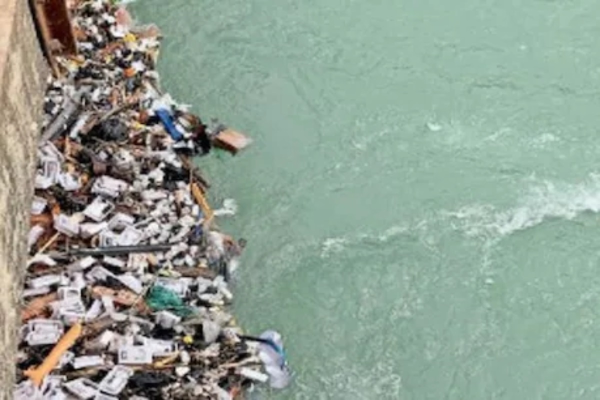 तुटवड्यादरम्यान कॅनॉलमध्ये आढळले हजारो Remdesivir इंजेक्शन, बॉक्सवरील मजकुरामुळे चर्चेला उधाण