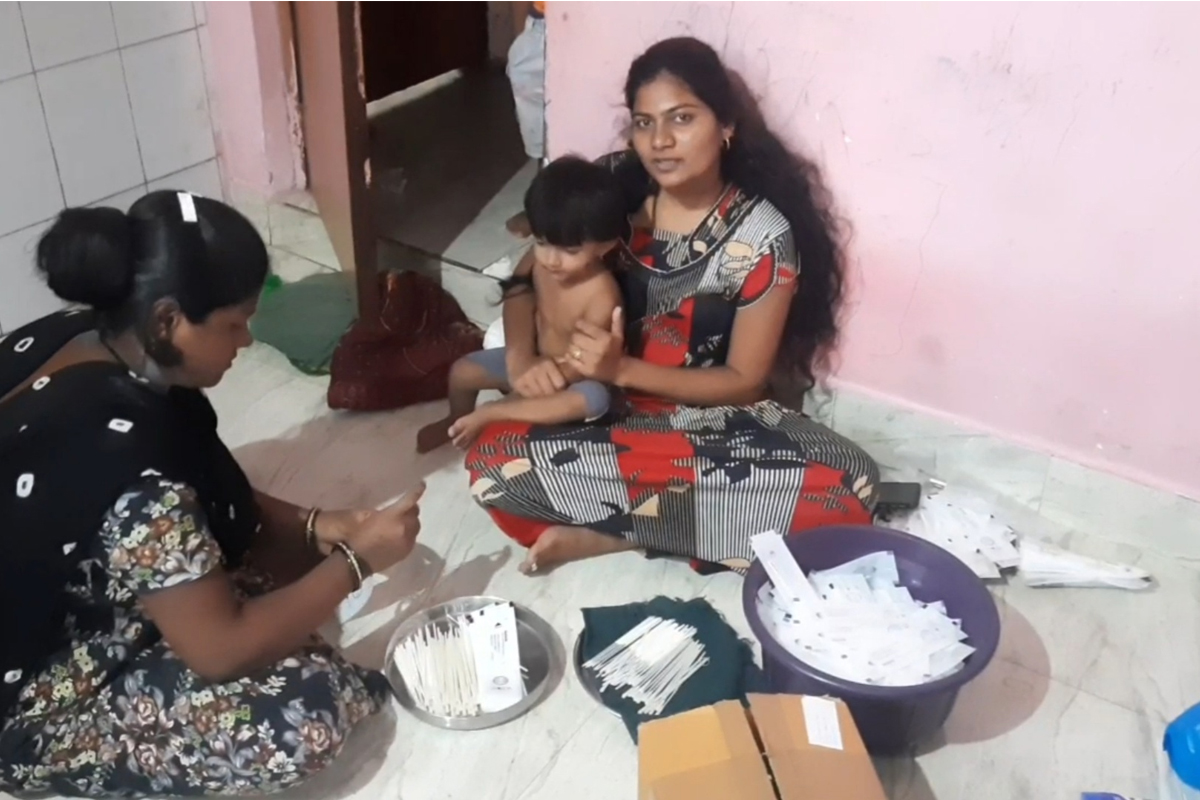 कोरोनाच्या Rtpcr स्वॅब स्टिकची असुरक्षिपणे घराघरात पॅकिंग, उल्हासनगरमधील धक्कादायक प्रकार