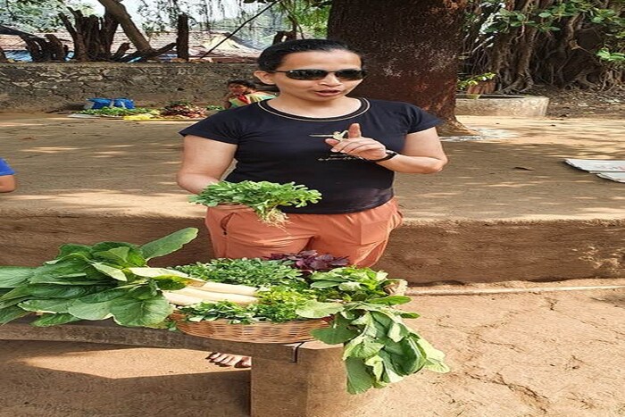 या फोटोमधून ऋजूताने हेल्दी डाएटचं महत्व सांगितलेलं आहे. इतरांच्या सल्ल्यापेक्षा स्वत: योग्य आहाराच नियोजन करा. हिरव्या भाज्या खा असं सांगण्याचा हा प्रयत्न आहे.