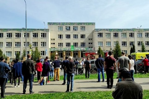 Russia school firing वृत्त संस्थेनं दिलेल्या वृत्तानुसार शाळेच्या आत एक स्फोटही झाला आहे. हल्ल्याची माहिती मिळताच सुरक्षारक्षक घटनास्थळी पोहोचले. त्यांनी दोन हल्लेखोरांना ठार केलं तसंच एका संशयिताला अटकही केली आहे.