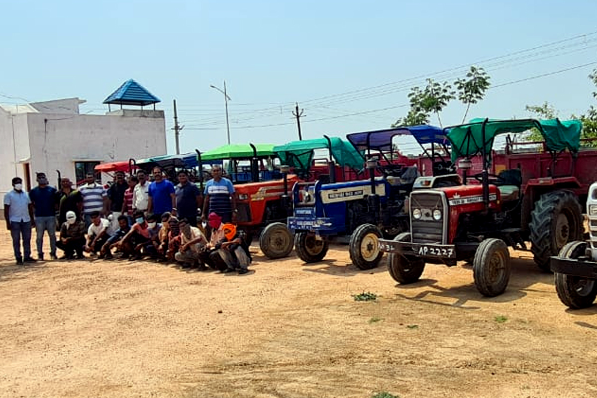 चंद्रपूरमध्ये वाळू तस्करांवर पोलिसांची मोठी कारवाई, दहा ट्रॅक्टर जप्त, सर्वांविरोधात गुन्हे दाखल