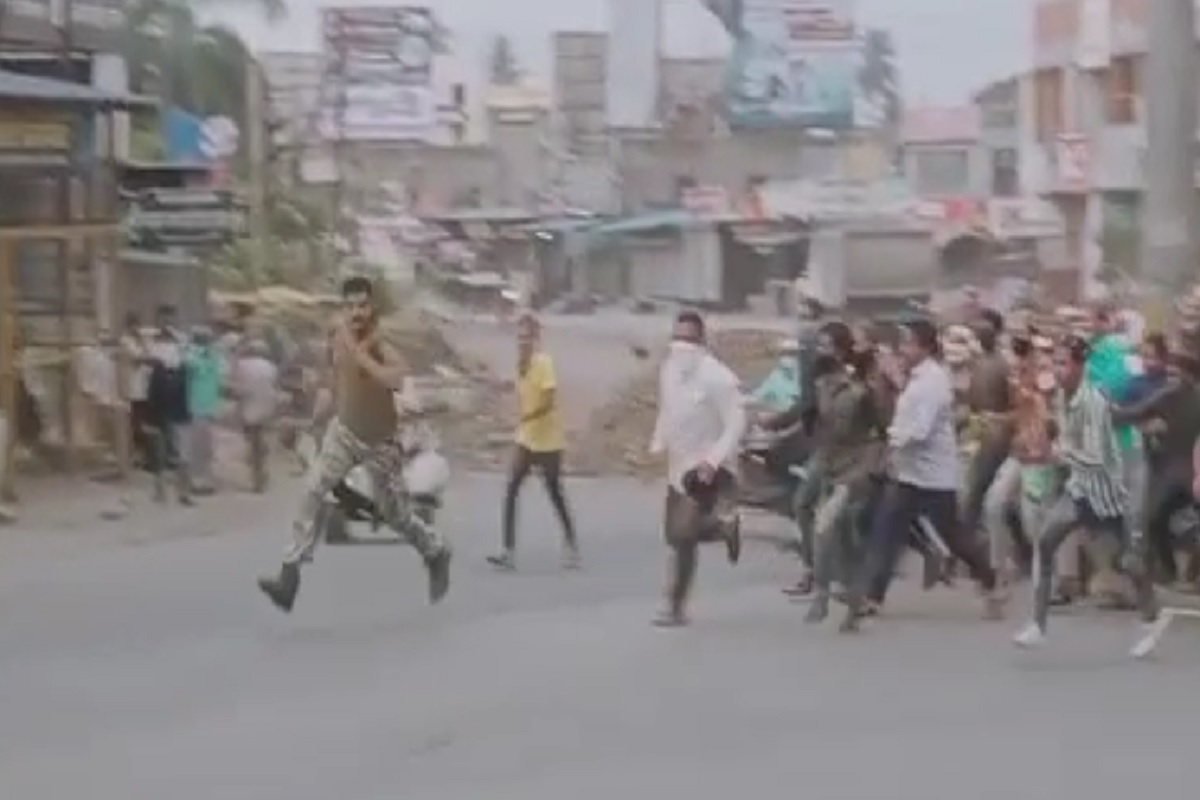 VIDEO: गर्दी का केली? असा सवाल विचारणाऱ्या पोलिसांनाच मारहाण आणि दगडफेक, जमावाची संतप्त प्रतिक्रिया