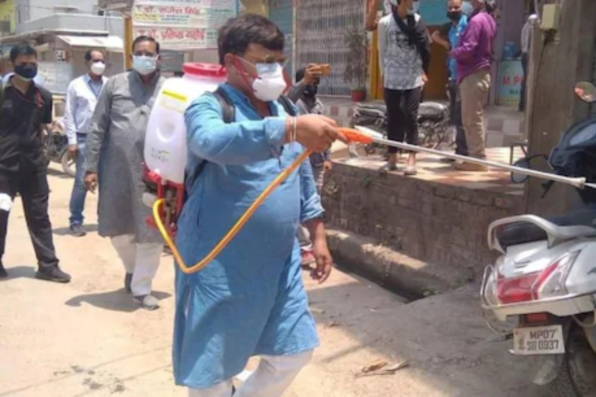 कर्मचारी झोपल्याचं पाहून भडकले ऊर्जामंत्री; स्वतःच सॅनिटाइज केलं शहर, पाहा VIDEO