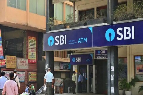 देशातील सर्वात मोठी बँक स्टेट बँक ऑफ इंडियाच्या (State Bank of India) ग्राहकांसाठी मोठी बातमी आहे. SBI ने आपल्या कामाच्या वेळेत बदल केले आहेत.